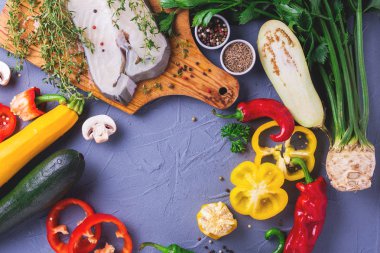 Sebze malzemelerle çiğ taze beyaz balık biftek