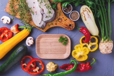 Sebze malzemelerle çiğ taze beyaz balık biftek