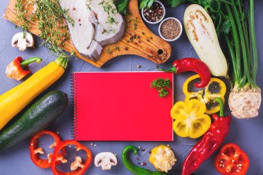 Sebze malzemelerle çiğ taze beyaz balık biftek