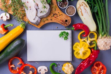 Sebze malzemelerle çiğ taze beyaz balık biftek