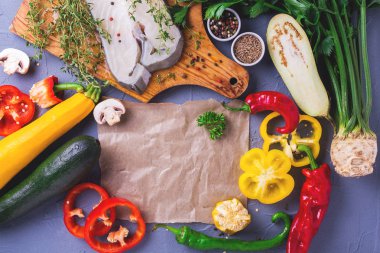 Sebze malzemelerle çiğ taze beyaz balık biftek