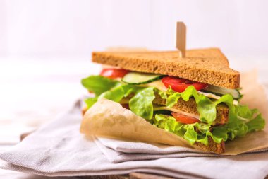 Jambon, peynir, marul ile çavdar ekmeği sandviç