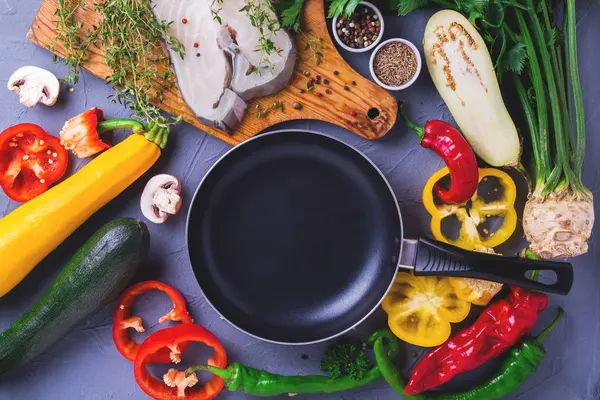 Sebze malzemelerle çiğ taze beyaz balık biftek