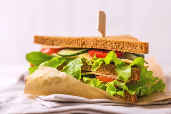 Roggenbrot-Sandwich mit Schinken, Käse, Salat — Stockfoto