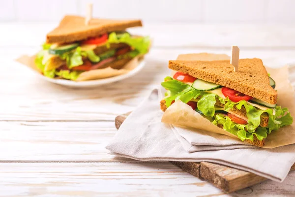 Roggenbrot-Sandwich mit Schinken, Käse, Salat — Stockfoto