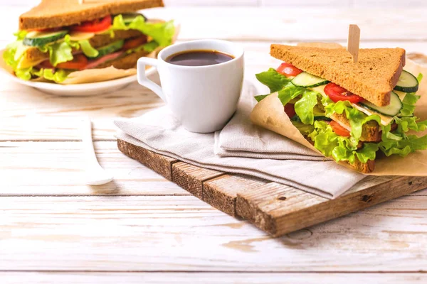 Sandwich de pan de centeno con jamón, queso, lechuga y café — Foto de Stock