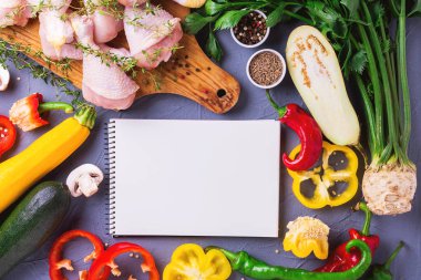 Çeşitli sebze malzemelerle çiğ tavuk uyluk. Üstten Görünüm