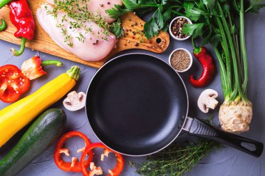 Çeşitli sebze malzemelerle çiğ tavuk göğsü fileto