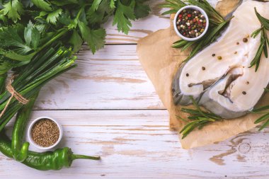 Sebze malzemelerle çiğ taze beyaz balık biftek