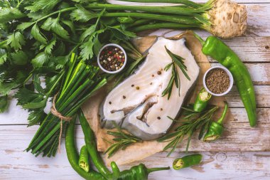 Sebze malzemelerle çiğ taze beyaz balık biftek