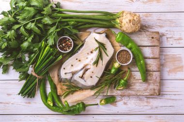 Sebze malzemelerle çiğ taze beyaz balık biftek