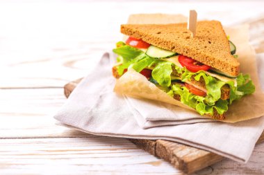 Jambon, peynir, marul ile çavdar ekmeği sandviç