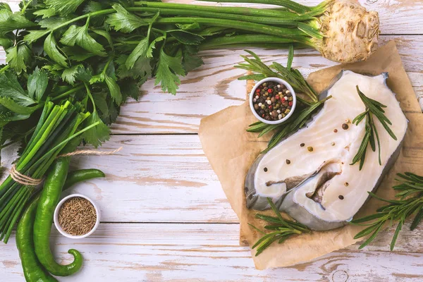 Sebze malzemelerle çiğ taze beyaz balık biftek