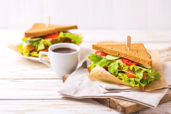 Panino al pane di segale con prosciutto, formaggio, lattuga e caffè — Foto Stock