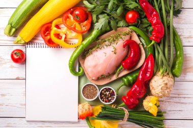 Tavada sebze malzemelerle çiğ tavuk göğsü fileto