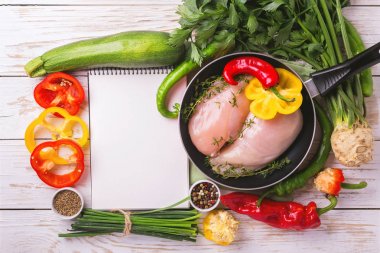 Tavada sebze malzemelerle çiğ tavuk göğsü fileto