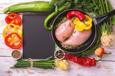 Tavada sebze malzemelerle çiğ tavuk göğsü fileto