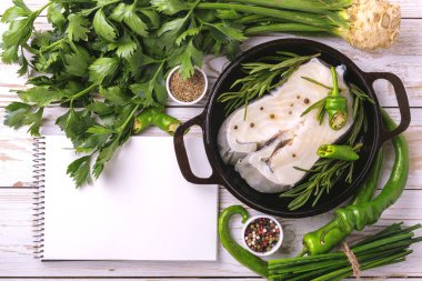 Sebze malzemelerle çiğ taze beyaz balık biftek