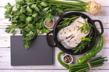 Sebze malzemelerle çiğ taze beyaz balık biftek