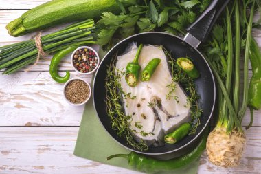 Sebze malzemelerle çiğ taze beyaz balık biftek