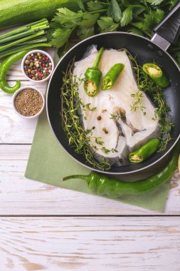 Sebze malzemelerle çiğ taze beyaz balık biftek