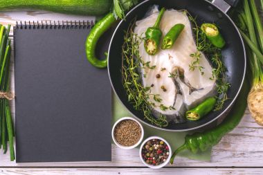 Sebze malzemelerle çiğ taze beyaz balık biftek