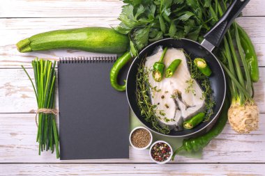 Sebze malzemelerle çiğ taze beyaz balık biftek