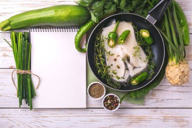 Sebze malzemelerle çiğ taze beyaz balık biftek