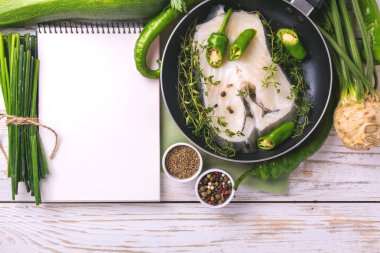 Sebze malzemelerle çiğ taze beyaz balık biftek