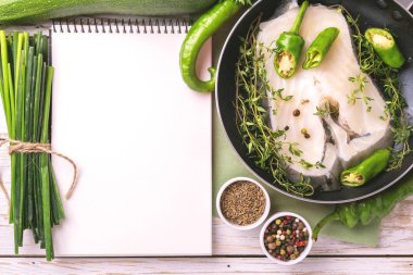 Sebze malzemelerle çiğ taze beyaz balık biftek