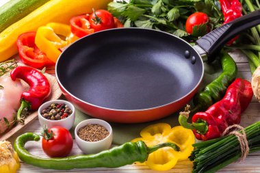 Tavada sebze malzemelerle çiğ tavuk göğsü fileto