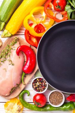 Tavada sebze malzemelerle çiğ tavuk göğsü fileto