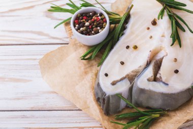 Biberiye ve baharat çiğ taze beyaz balık biftek