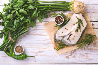 Sebze malzemelerle çiğ taze beyaz balık biftek