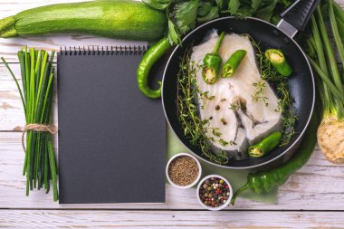 Sebze malzemelerle çiğ taze beyaz balık biftek