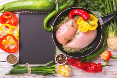 Tavada sebze malzemelerle çiğ tavuk göğsü fileto