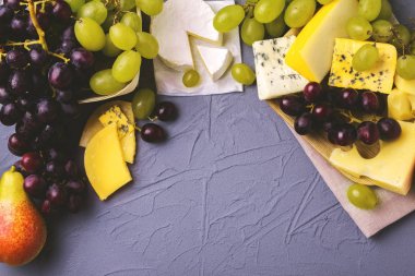 Taze üzüm ve armut ile servis Peynir tabağı