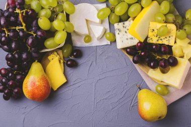 Taze üzüm ve armut ile servis Peynir tabağı