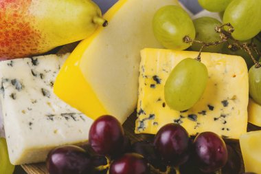 Taze üzüm ve armut ile servis Peynir tabağı