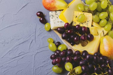 Taze üzüm ve armut ile servis Peynir tabağı