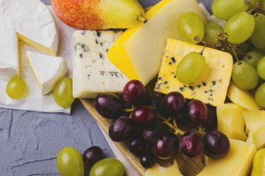 Taze üzüm ve armut ile servis Peynir tabağı