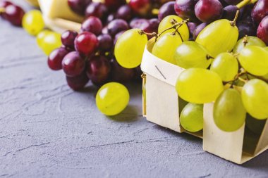 Gri taş zemin üzerine taze üzüm. Boşaltmak. 