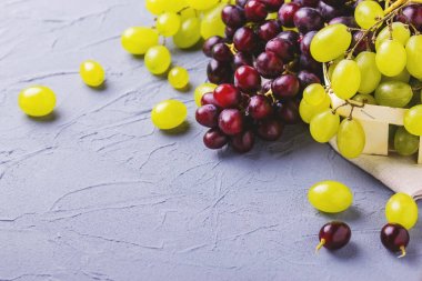 Gri taş zemin üzerine taze üzüm. Boşaltmak. 