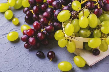 Gri taş zemin üzerine taze üzüm. Boşaltmak. 