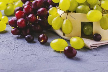 Gri taş zemin üzerine taze üzüm. Boşaltmak. 