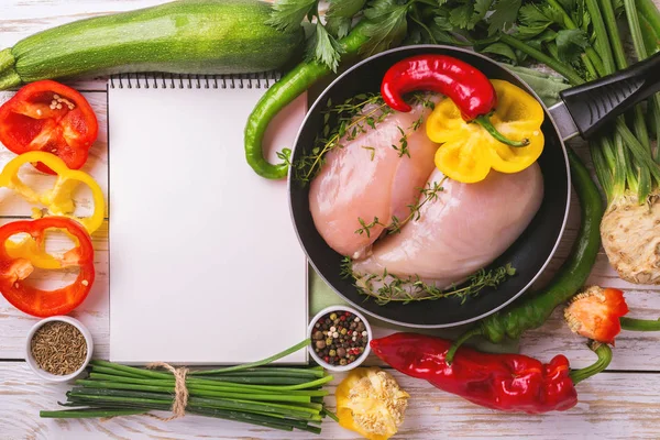 Filetes de peito de frango cru com ingredientes vegetais na panela — Fotografia de Stock