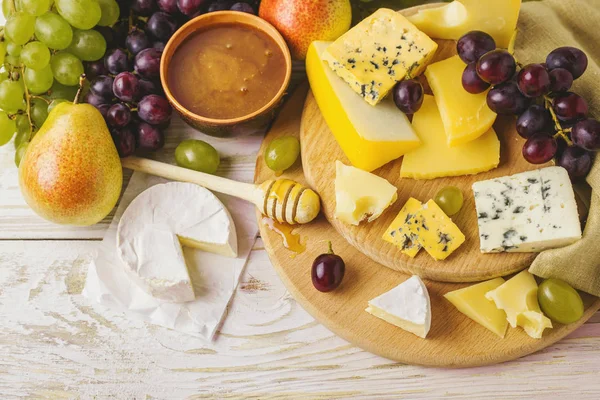 Tatlım, taze üzüm ve armut ile Peynir tabağı servis