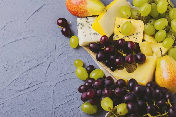 Taze üzüm ve armut ile servis Peynir tabağı