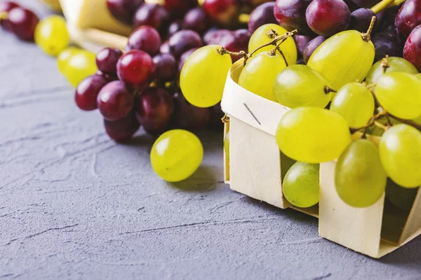 Gri taş zemin üzerine taze üzüm. Boşaltmak. 