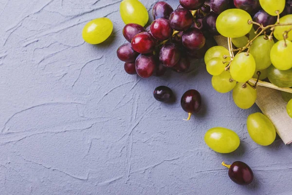 Gri taş zemin üzerine taze üzüm. Boşaltmak. 